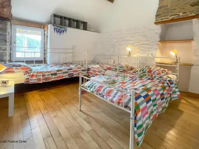 Un ou plusieurs lits dans un hébergement de l'établissement Maison calme avec spa, piscine chauffée et jardin en Normandie - FR-1-497-254