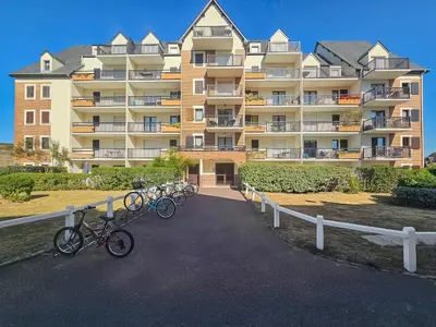 Vélo sur le terrain de l'établissement Duplex vue mer, balcon, parking privé ou dans les environs