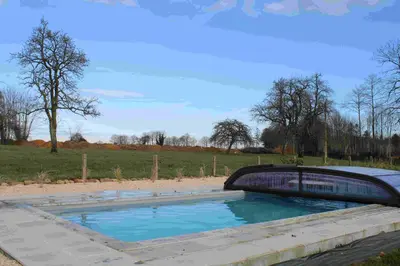 Piscine de l'établissement Magnolia - Cozy 3 star Cottage with heated pool and hot tub ou située à proximité