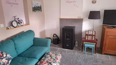 Télévision ou salle de divertissement dans l'établissement Magnolia - Cozy 3 star Cottage with heated pool and hot tub