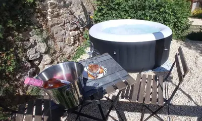 Barbecue disponible mis à disposition des clients de la maison de vacances