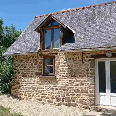 Bleu - 3 star small gite with hot tub and heated pool
