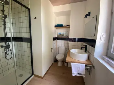Salle de bains dans l'établissement Charmant appartement Carolles