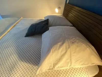 Un ou plusieurs lits dans un hébergement de l'établissement Charmant appartement Carolles