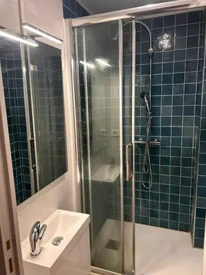 Salle de bains dans l'établissement Spacious 4 bedroom family home 5 min from Caen