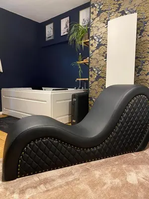 Coin salon dans l'établissement Love Room Troarn - La Discrète