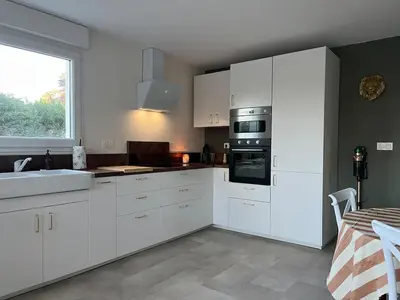 Cuisine ou kitchenette dans l'établissement La Villa Rosé