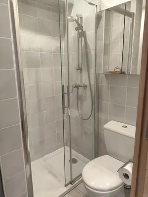 Salle de bains dans l'établissement Charmant studio quartier Vaucelles à Caen