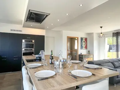 Cuisine ou kitchenette dans l'établissement Maison Lévi - vue mer - 200m du port- classée 3 étoiles