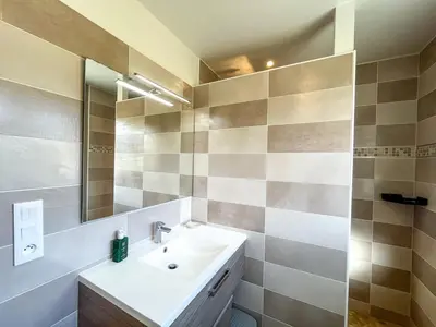 Salle de bains dans l'établissement Maison Lévi - vue mer - 200m du port- classée 3 étoiles
