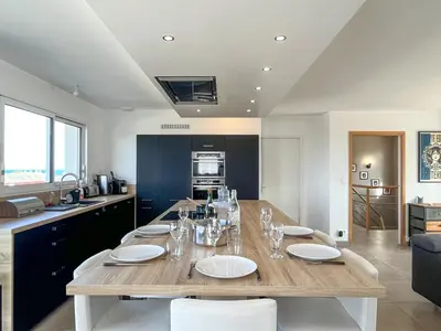 Cuisine ou kitchenette dans l'établissement Maison Lévi - vue mer - 200m du port- classée 3 étoiles