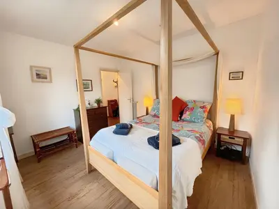 Un ou plusieurs lits dans un hébergement de l'établissement Maison atypique -Jardin, terrasse & cabane perchée
