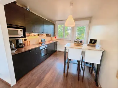 Cuisine ou kitchenette dans l'établissement Maison atypique -Jardin, terrasse & cabane perchée