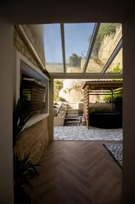 Jardin de l'établissement La Tour Napoléonienne et son Jacuzzi
