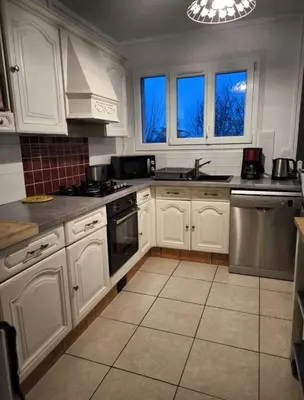 Cuisine ou kitchenette dans l'établissement Bel Appartement Lumineux, 70m2, 3 Chambres, Proche Zénith et Hippodrome de Caen