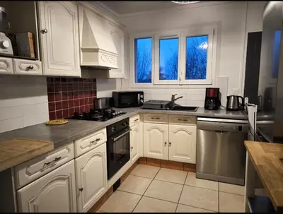 Cuisine ou kitchenette dans l'établissement Bel Appartement Lumineux, 70m2, 3 Chambres, Proche Zénith et Hippodrome de Caen