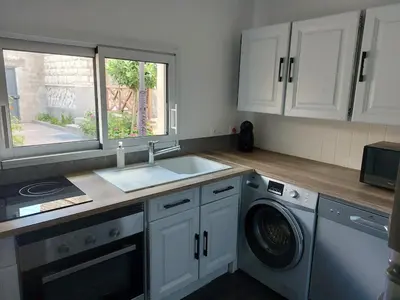 Cuisine ou kitchenette dans l'établissement House in Caen