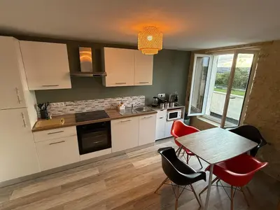 Cuisine ou kitchenette dans l'établissement Maison de Vacances-Proche sites touristiques