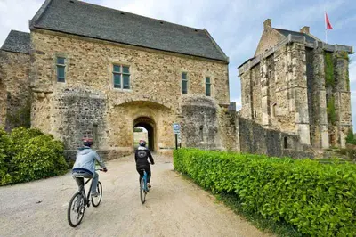 Vélo sur le terrain de l'établissement Chateau Le Vieil Etang ou dans les environs