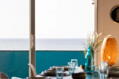 Vue générale sur la mer ou vue sur la mer prise depuis l'appartement