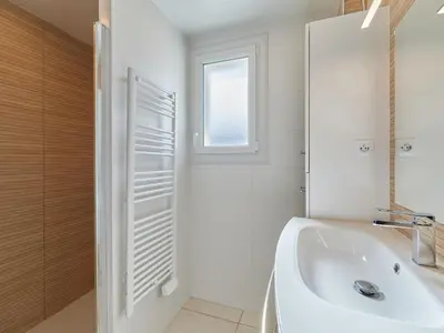 Salle de bains dans l'établissement Holiday Home Maison Edgar Luce by Interhome