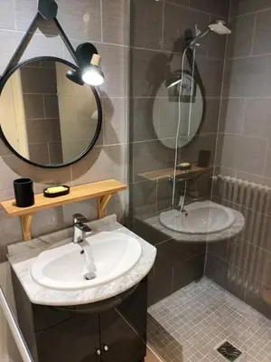 Salle de bains dans l'établissement Gîte 27, Sté mère église