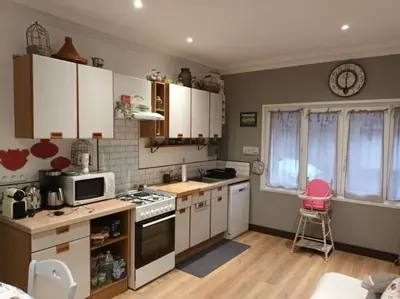 Cuisine ou kitchenette dans l'établissement Gîte 27, Sté mère église