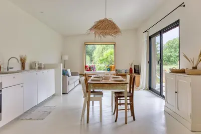 Cuisine ou kitchenette dans l'établissement Casa ZaO Jolie maison en bois brut de 50m2 à proximité des plages