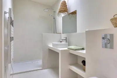 Salle de bains dans l'établissement Casa ZaO Jolie maison en bois brut de 50m2 à proximité des plages