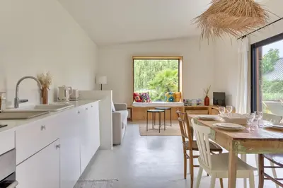Cuisine ou kitchenette dans l'établissement Casa ZaO Jolie maison en bois brut de 50m2 à proximité des plages
