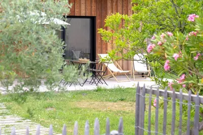 Jardin de l'établissement Casa ZaO Jolie maison en bois brut de 50m2 à proximité des plages