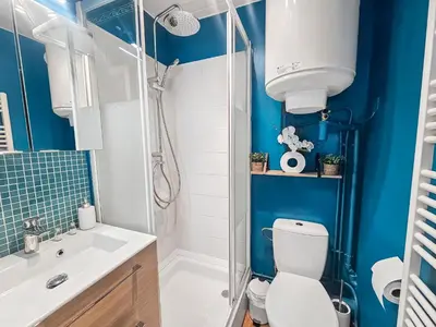 Salle de bains dans l'établissement Un souffle marin dans ce F2 à Cabourg