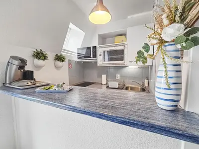 Cuisine ou kitchenette dans l'établissement Un souffle marin dans ce F2 à Cabourg