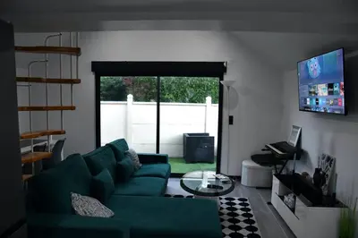 Télévision ou salle de divertissement dans l'établissement Eden House