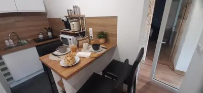 Cuisine ou kitchenette dans l'établissement Atelier des Rêves, gîte pour deux personnes avec spa près de la mer