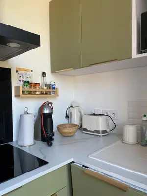 Cuisine ou kitchenette dans l'établissement Appartement dans le centre de saint pair à 5 min de la plage
