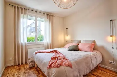 Un ou plusieurs lits dans un hébergement de l'établissement Maison cosy à 100 m de la plage, couple, famille, jardin, parking