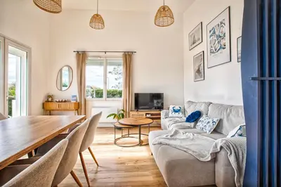 Télévision ou salle de divertissement dans l'établissement Maison cosy à 100 m de la plage, couple, famille, jardin, parking