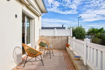 Balcon ou terrasse dans l'établissement Maison cosy à 100 m de la plage, couple, famille, jardin, parking