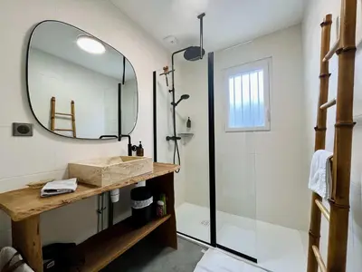Salle de bains dans l'établissement Minimaliste Oasis - Golf & Spa