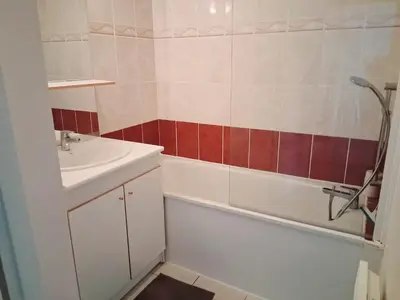 Salle de bains dans l'établissement F2 plein sud proche plage du débarquement