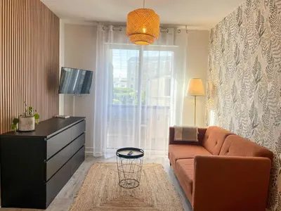 Télévision ou salle de divertissement dans l'établissement T2 cosy avec parking gratuit & transports au pied