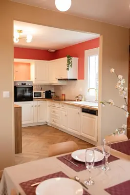 Cuisine ou kitchenette dans l'établissement Maison-jardin-MontSaintMichel-Idéal pro et familles