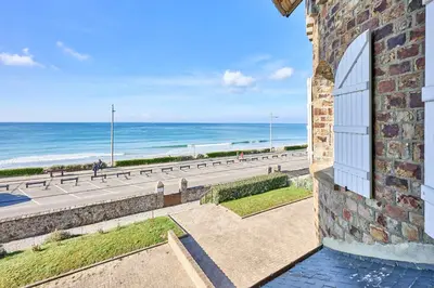 Vue générale sur la mer ou vue sur la mer prise depuis l'appartement