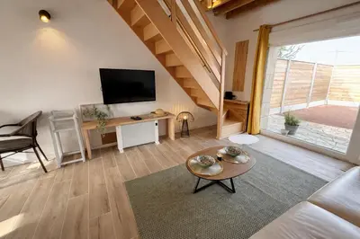 Télévision ou salle de divertissement dans l'établissement Cocon paisible proche de la mer - Jardin & Parking