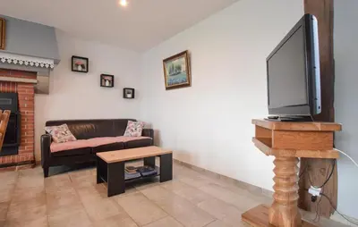 Télévision ou salle de divertissement dans l'établissement Charmante Maison Au Calme