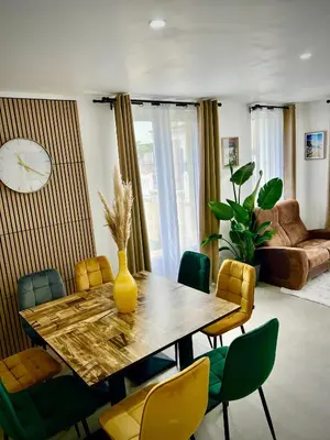 Coin salon dans l'établissement Maison spacieuse à Montebourg avec jardin