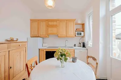 Cuisine ou kitchenette dans l'établissement Villa des Genêts