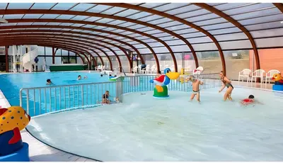 Piscine de l'établissement DOMA Mobil home 3 chambres Litteau ou située à proximité