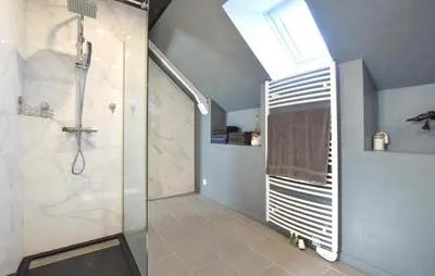 Salle de bains dans l'établissement Maison Spacieuse Littoral